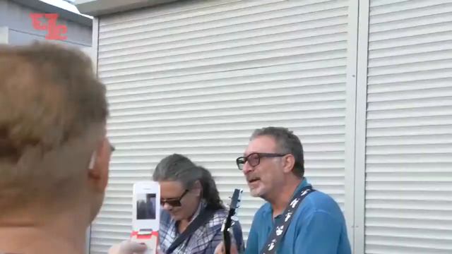 Чиж и Маргулис поют на рынке в г Дзержинске смотреть онлайн