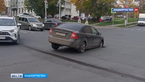 На перекрестке в Уфе машина провалилась колесом в колодец