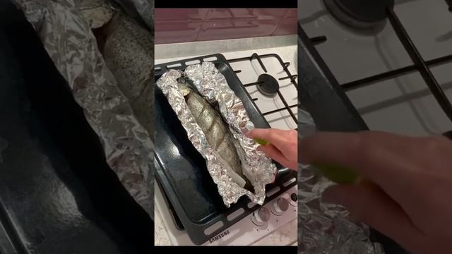 Радужная форель с соусом Blue cheese смотреть онлайн