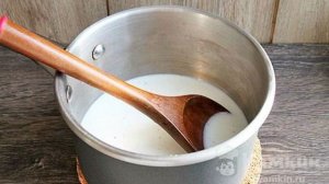 Сливочный десерт с клубникой