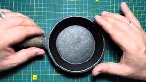 Походная чугунная сковорода.