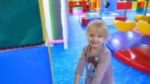 Дети построили огромную башню из кубиков на детской площадке