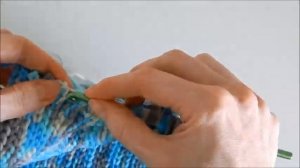 Очень простая шапка крючком для начинающих с отворотом или без поперечным вязанием ( имитация спиц