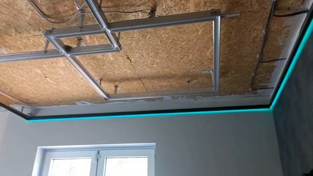 Черные световые линии на натяжном потолке.Классические квадраты смотреть онлайн