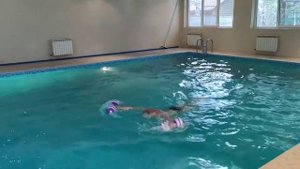 Плавание с аква-гантелями/swimming with aqua dumbbells