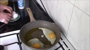 Как приготовить вкусную яичницу глазунью. Глазунья на сковороде.