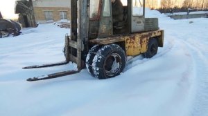 львовский погрузчик едет по целине.mp4