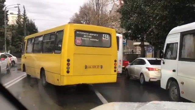 В центре Сочи столкнувшиеся автобусы вызвали серьезную пробку смотреть онлайн