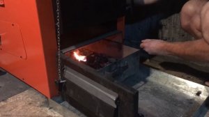 СИБИРЬ МАГНУМ 30 кВт Чистим отсек для шлака.