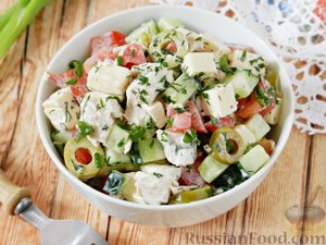 Сытный салат-закуска на праздник и в будни.
САЛАТ С КУРИЦЕЙ, ОВОЩАМИ, СЫРОМ И ОЛИВКАМИ