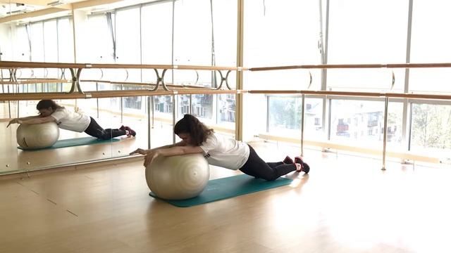 Удлиненная планка на фитболе с колен смотреть онлайн