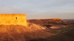 Зрелище необычайной красоты: скала при закате, приобретает золотистый оттенок и начинает светиться.