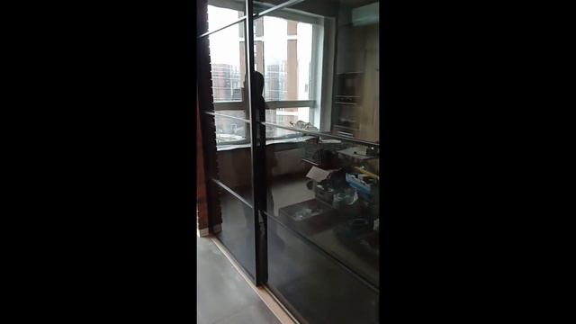 Перегородка межкомнатная алюминиевая раздвижная Слим. RAL 9005. Стекло черное. Ручки Квадро. смотреть онлайн