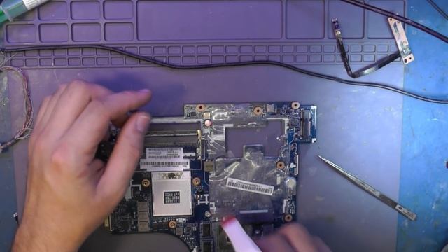 Ремонт ноутбука после повреждения шлейфа матрицы. Lenovo G580 (LA-7981p). смотреть онлайн