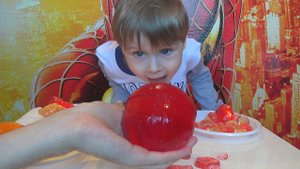 Макс делает игрушки из желе