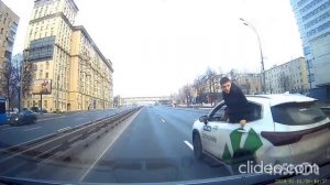 В Москве клоуны на каршеринге исполняют пируэты, а потом еще и предъявляют претензии водителю.
