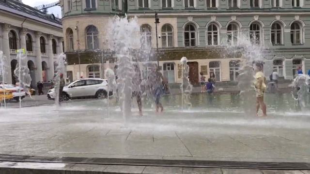 Дождя не боимся. Купание в фонтане. Биржевая площадь
