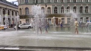 Дождя не боимся. Купание в фонтане. Биржевая площадь