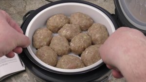 Котлеты приготовленные на пару в мультиварке. На гарнир отварной в рис.