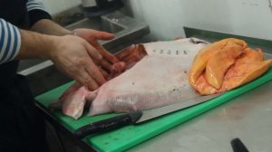 Как разделывают рыбу скат