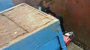 ПЬЯНАЯ ДЕВКА НА МУСОРКЕ 2