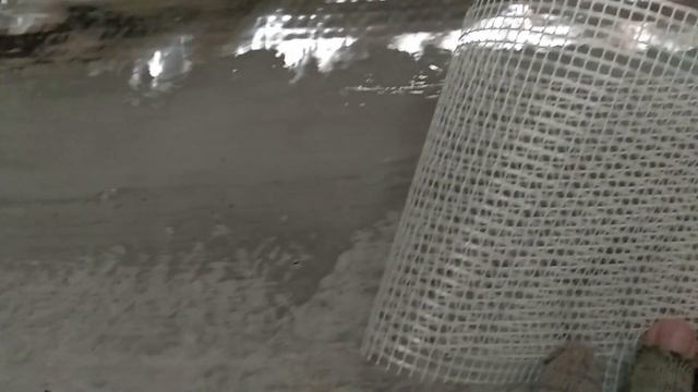 Герметичное приклеивание пароизоляции к стене