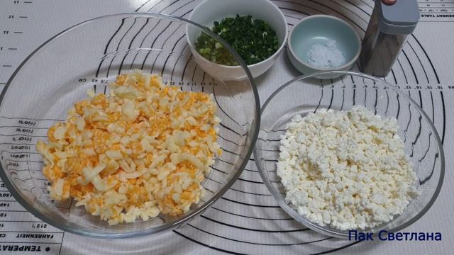 Лепешки с сыром, творогом и зеленым луком на сковороде! Простой и вкусный рецепт на кефире!
