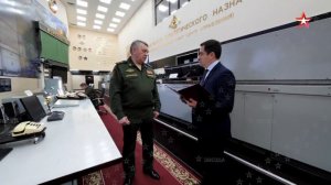 Может, бахнем? — Обязательно бахнем. И не раз. Весь мир в труху. Но потом.