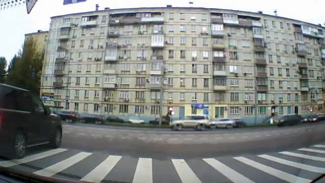 Два дебила (один на зебре, второй проезжает на красный) смотреть онлайн