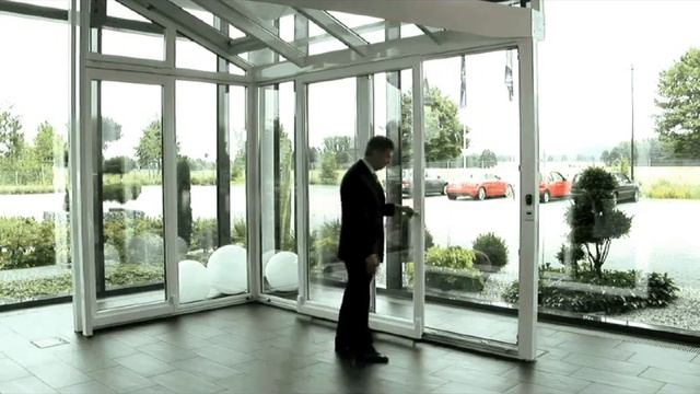Параллельно раздвижная оконная система «Портал» от Schuco.