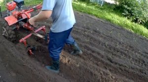 Нарезаем грядки окучниками для посадки клубники