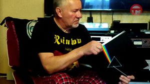 Юрий Сташкевич - коллекционер виниловых пластинок - стал героем сюжета своей внучки