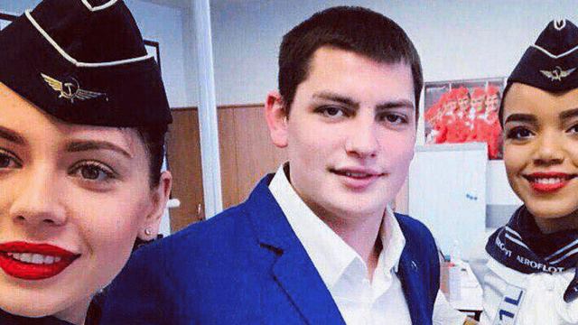 22-летний бортпроводник Максим Моисеев спасал пассажиров горящего cамолета до последней минуты смотреть онлайн