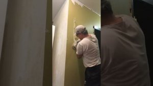 Как снять окрашенные обои