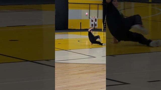 break dance battle in Yuzhno-Sakhalinsk. Брейк-данс баттл в Южно-Сахалинске. смотреть онлайн