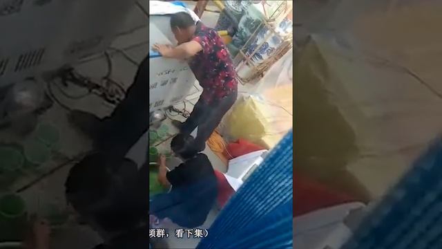 Вот сволочи. и хэнэси там и бад и хайникен.Hennessy, BAD, Heineken смотреть онлайн