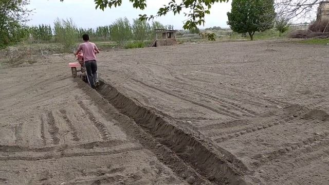 Мотокультиватор(мотоблок)да ерни текислаш ва Арик (жуя) олиш. Окучник Как сделать грядки с мотоблок