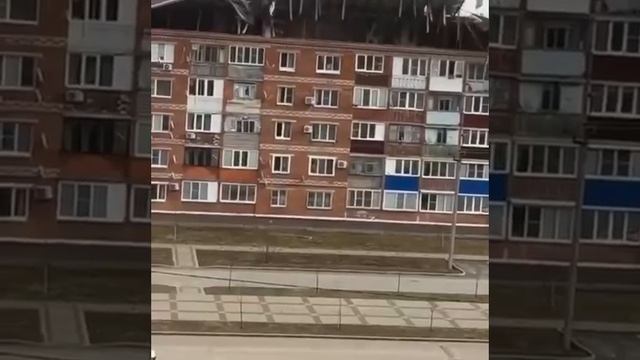 В городе Курганинск на улице Матросова ветер снес крышу дома