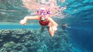 Катя плавает с маской в красном море