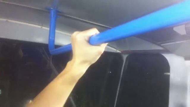 How to hold on properly in public transport. Правильно держаться за поручень в транспорте. смотреть онлайн