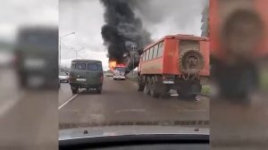 пассажирский автобус горит синим пламенем