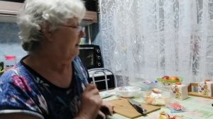 Пробую новый салат с мандаринами и крабовыми палочками 😊