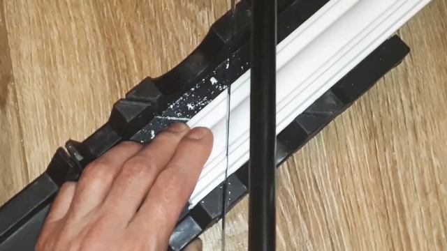 Как резать углы на потолочном плинтусе/ как резать внутренний угол на багетах