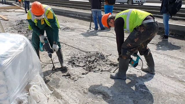 Рабочие снимают бетон с моста на Малышеаа смотреть онлайн