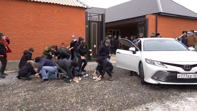 От них ещё никто не уезжал не заплатив денег смотреть онлайн