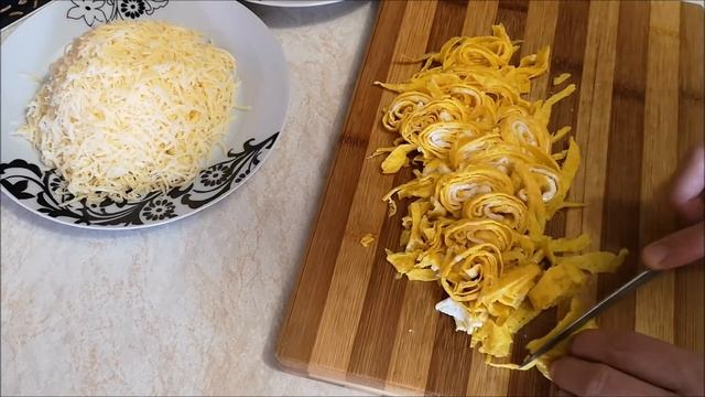 Салат ДЕВЧАТА с яичными блинчиками, ветчиной и грибами Салат на праздник, праздничный стол смотреть онлайн