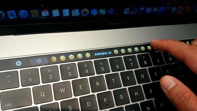 MacBook Pro 上手把玩Touch Bar 玩 Emoji