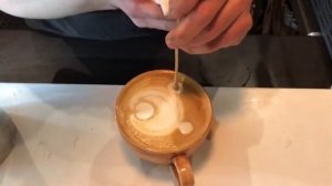 Рисуем мишку "медведь" на кофе.