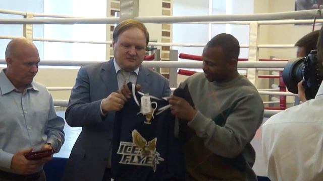 Вручение медали Рою Джонсу смотреть онлайн