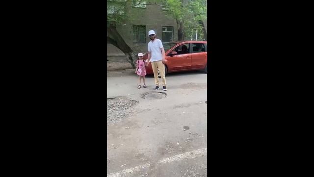 ТАКИМ ОБРАЗОМ ДЕТИ ПРОВАЛИВАЮТСЯ В КАНАЛИЗАЦИОННЫЕ ЛЮКИ! смотреть онлайн